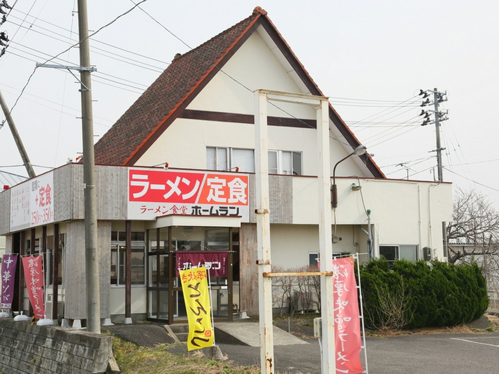 国道47号線沿い。15台程の駐車場を完備