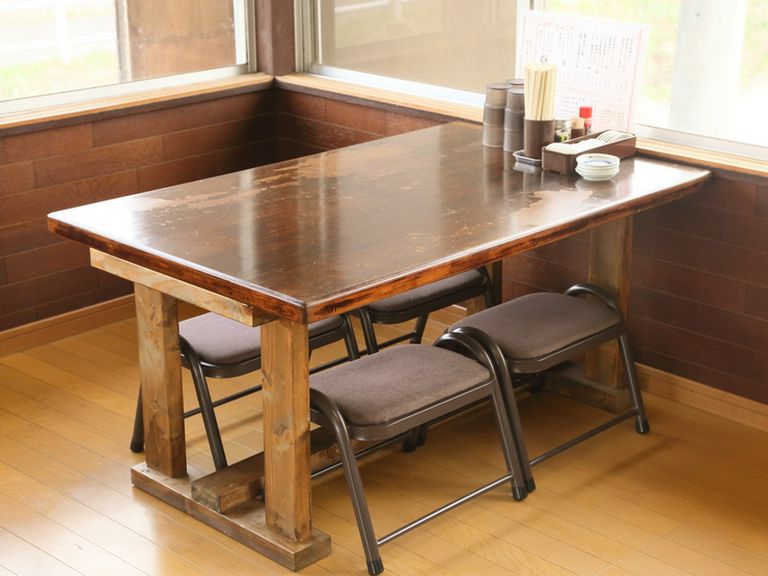 小上がりには座卓が苦手な人向けの、椅子テーブル席もあり