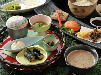 身体に良いとされる“自然薯料理”と季節の食材を堪能