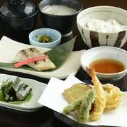 天ぷら盛り合わせ・本日の焼き魚・自然薯のお刺身・麦ご飯・自然薯のとろろ汁・赤だし・香の物