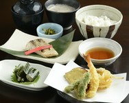 天ぷら盛り合わせ・本日の焼き魚・自然薯のお刺身・麦ご飯・自然薯のとろろ汁・赤だし・香の物