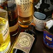 スコッチやバーボンを中心とするウイスキー、多彩なカクテル、ブランデーやラムなど、あらゆるお酒が集います。人気が高まる少量生産のクラフトジンもヨーロッパや北米産が揃い、さまざまな飲み方をご提案。