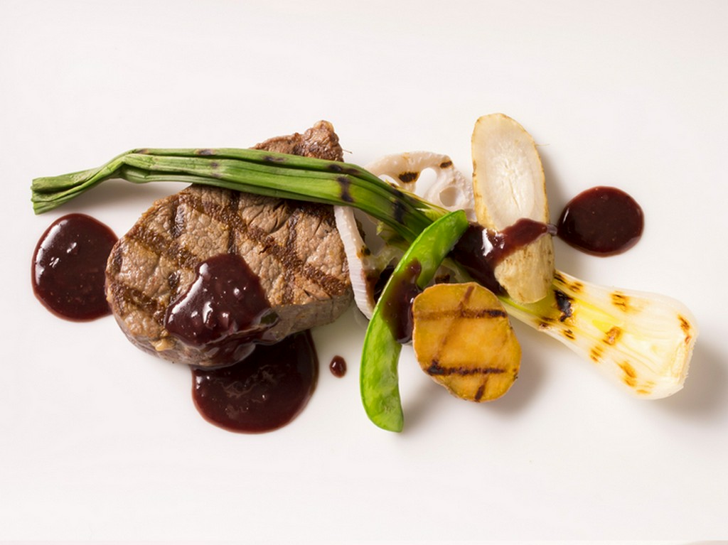 牛フィレ肉のグリル　本日のソースで