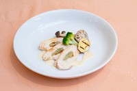 サラダ・お魚又は今月のお肉料理・パン・ドリンク※プラス￥350でスープ又はデザート、プラス￥500で今月のデザートを追加出来ます。※今月のお肉料理はプラス￥600で牛ロース、￥1000で牛フィレへ変更出来ます。