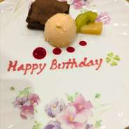 ―◇お誕生・記念日オプション◇――
特別な日のお祝いに、花束・ケーキご用意いたします。
ご予約時にお申し付けください。（ご来店3日前迄）
●花束 3500円～
●ケーキ お一人様500円～(2名様より)
●季節のフルーツタルト(15センチ)2000円～
＊内容によってオプション料金は変動いたします。
☆メッセージプレートは当日でも可能です。