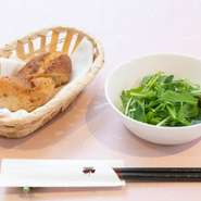 ―◇お誕生・記念日オプション◇――
特別な日のお祝いに、花束・ケーキご用意いたします。
ご予約時にお申し付けください。（ご来店3日前迄）
●花束 3500円～
●ケーキ お一人様500円～(2名様より)
●季節のフルーツタルト(15センチ)2000円～
＊内容によってオプション料金は変動いたします。