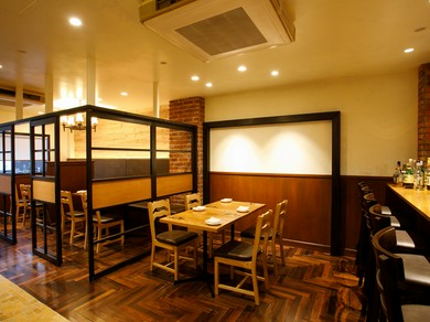 木の温もりを感じる優しい空間で、ゆったりカジュアルに楽しめる