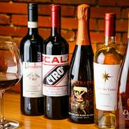 イタリア産を中心としたワインがズラリ。店内のワインリストから選ぶ楽しみがあります。ボトルだけでなく、グラス注文もできる銘柄も多いので、料理との相性を楽しみながら、ゆったり過ごせます。