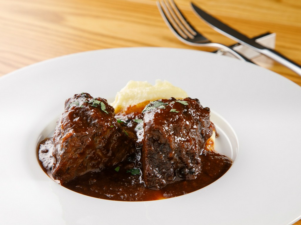 ほどける食感と肉の旨みを味わう『牛ホホ肉の黒胡椒煮込み　ペポーゾ』