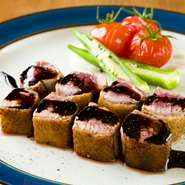 絶妙な火加減で焼き上げる鴨肉に、バルサミコソースをかけた贅沢な一品です。ボリュームがあるのに、リーズナブル。食べやすく、シェアもしやすい一口サイズにカットされ、鴨肉に合う旬の野菜も添えられています。
