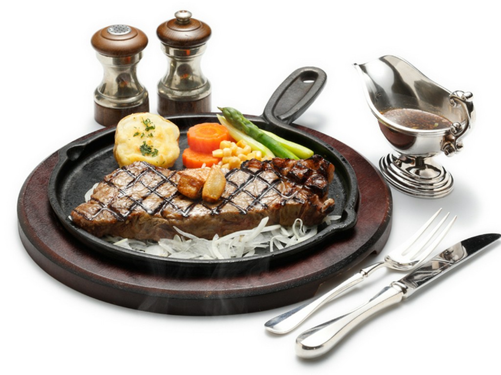 肉本来の強さと旨みがしっかりと感じられる『サーロインステーキ』