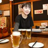 くつろげるお座敷席と多彩なメニューは、家族での食事に利用できます。子どもは好みの料理を注文し、大人はお気に入りの地酒に舌鼓。明るいスタッフが笑顔で迎えてくれるので、気張らずゆっくりと食事を楽しめます。