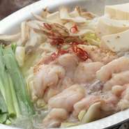 国産牛の小腸を使用したもつ鍋は、プリッとした食感がたまらない美味しさ。たっぷりの野菜を鍋に投入すれば、もつと野菜の優しい味わいが楽しめます。選べるスープは3種類。〆には雑炊やちゃんぽん麺を。