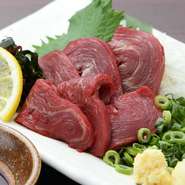 しっとりとした食感と芳醇な肉の風味。旨みの中にほんのり感じる甘さは刺身ならではの味わい。薬味は生姜やニンニク、ネギでさっぱりと。また甘みの強い九州醤油やごま脂でコクをプラスすれば、また違った味わいに。