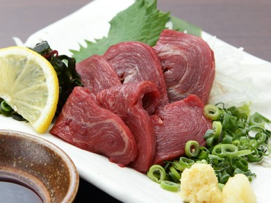 滑らかな舌触りに甘い風味は新鮮ならでは『馬刺し　赤身（ヒレ）』