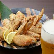 サクッと香ばしい風味とジューシーな鶏肉の旨み。5種類の味付を選べるのもうれしいポイント。　白（甘口）／黒（黒胡椒）／赤（一味唐辛子）／茶（山椒）