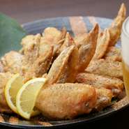 秘伝のタレに漬け込んだ手羽先をカラリと揚げた『手羽先唐揚げ』。外はさっくり中身はジューシー。そのまま手掴みでガブリとどうぞ。甘口・黒胡椒・一味唐辛子・山椒・カレーと5種類の味をご用意しました。