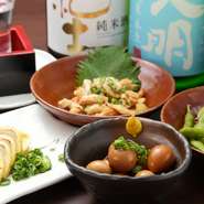 食材は九州産をメインに、提供する料理は九州の郷土料理。熊本県産の馬肉をはじめ、辛子蓮根や明太子など多彩なメニューをご用意。九州の地酒に気軽に味わえる一品料理を合わせて、九州の味を愉しんで。