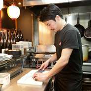 料理とお酒を楽しめる店として、スタッフが笑顔でお出迎え。九州料理を目当てのお客様も、美味しいビールを求める人も。お客様の誰もが心から笑顔に、満足していただけるおもてなしを心がけています。