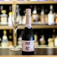 オススメのお酒の日に味わえる『獺祭スパークリング』は、山田錦の米の甘みをほのかに感じる、爽やかな味わい。『鬼ころし』、『越乃寒梅』といったその他日本酒もあり、ふぐひれ酒もリクエストできます。