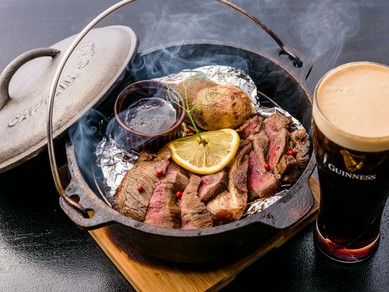 燻製された独特の苦味と甘い香りが漂う、アンガス牛の『スモークステーキ』