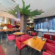 店内を彩るのは、アーティストによる手描きの風景画です。富士山や桜など、日本の四季がそれぞれの壁や天井にまで描かれており、座る場所によって異なる風景を楽しむことができます。