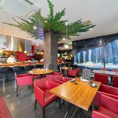 日本の美しい風景が広がる、スタイリッシュで特別なダイニング