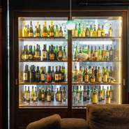 セラーに並ぶ多種多様なワインは圧巻の一言です。ウイスキーの品揃えも豊富で、料理と合わせて楽しむことで、さらに味わい深いものとなるはず。ここであなたのお気に入りの一本を見つけてみてはいかが。