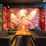 洗練されたオシャレな空間は、接待や会食にもぴったりです。お肉のプロが素材からこだわった絶品料理は、どれも感動のおいしさ。予算に合わせたコースも充実しており、ビジネスシーンでも活躍する店です。