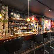 スタイリッシュな雰囲気は、恋人との大切なデートにも申し分なし。シェアして食べる料理で、自然と会話も弾みます。笑顔あふれるその光景は、きっと素敵な思い出になるでしょう。