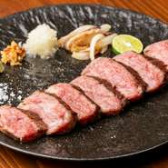 きめ細やかなサシが美しい宮崎牛を、プロの手により適切な焼き加減で楽しめます。一口食べれば、その豊かな旨みと芳醇な香り、とろけるような口当たりに思わず笑みがこぼれます。薬味と共に堪能して。