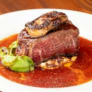 和牛ステーキや鮑のソテー、鰹の塩タタキなど、鮮度抜群の絶品料理が目白押しのフルコース。大皿で提供されるため、自分で量を調節しながら楽しめます。料理のおいしさで、自然と会話も弾むでしょう。