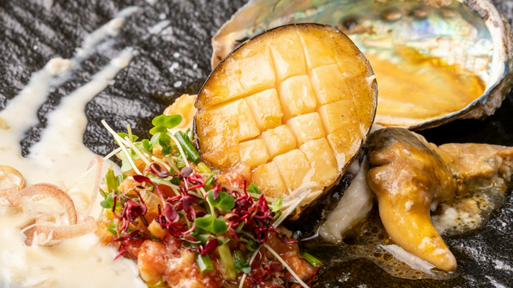 内側に閉じ込められた旨みがじんわりあふれる『エゾアワビソテー』