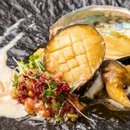 活きたアワビを、鉄板と炭火を使い火入れした逸品。新鮮で臭みがなく、柔らかな食感と奥深い味わいが楽しめます。トマトとニンニクのソースに加え、クリームソースとも絡めて味わって。