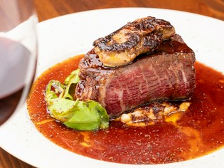 贅沢が詰め込まれた一皿『フォアグラシャトーブリアン』