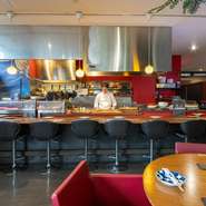 大橋氏は、基本的にお肉の焼き加減を聞くことをしません。なぜなら、それぞれの部位や品種ごとに最適な焼き加減があるからです。プロによって引き出された、食材が持つ本来の味わいを堪能して。