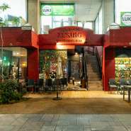 デザインにこだわった明るい店内で、おいしい和牛や新鮮な魚介類のフルコースを楽しめます。時間を気にすることなく、ゆったりくつろげる雰囲気も魅力。普段使いはもちろん、お祝い事や特別な日に、ぜひ。