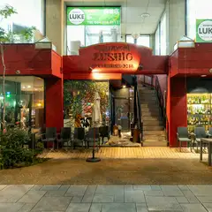 オシャレでデザイン性の高い魅力的な店内で堪能するフルコース