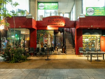 オシャレでデザイン性の高い魅力的な店内で堪能するフルコース