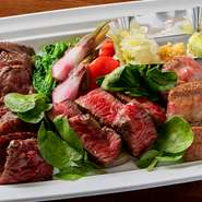 その日おすすめのお肉を焼き上げて盛り合わせた豪快な一品です。
ハラミ・ロース・ヒレ・イチボなど、仕入れによって変わる5種類の部位は、それぞれ違った旨味をお楽しみいただけます。