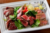 その日おすすめのお肉を焼き上げて盛り合わせた豪快な一品です。
ハラミ・ロース・ヒレ・イチボなど、仕入れによって変わる5種類の部位は、それぞれ違った旨味をお楽しみいただけます。