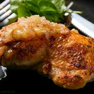 広島赤鶏のレッグを丸ごと使用した、創業当時からの人気メニュー。じっくりと煮込んでからローストする二度の火入れにより、ほろっと崩れる様な食感と、ジューシーさを生み出しています。