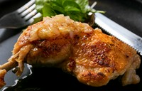 広島赤鶏のレッグを丸ごと使用した、創業当時からの人気メニュー。じっくりと煮込んでからローストする二度の火入れにより、ほろっと崩れる様な食感と、ジューシーさを生み出しています。