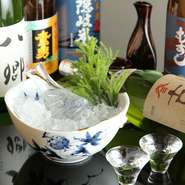 「山陰の良いところを知って欲しい」という料理長の思いから、鳥取や島根の地酒が豊富に揃っています。地元ならではの珍しいお酒も。季節と旬のお料理に合わせて、商品の品ぞろえは変わります。（写真はイメージ）