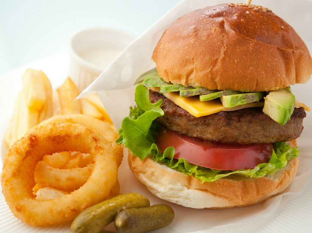 自家製パテに採れたて野菜たっぷり！『アンカフェ　ハンバーガー』