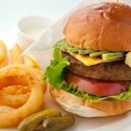 自家製パテに採れたて野菜たっぷり！『アンカフェ　ハンバーガー』