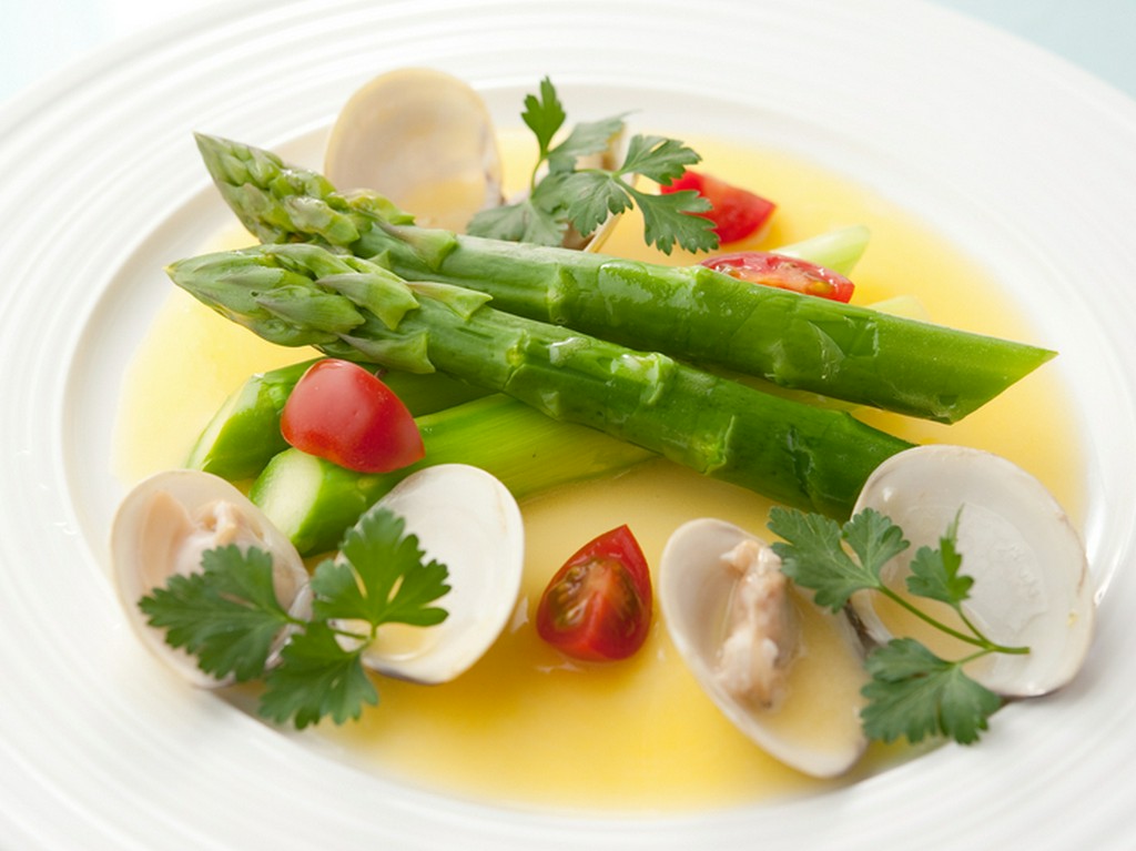 旬の食材の旨みを満喫『福島県産グリーンアスパラガス～ハマグリのバターソース～』