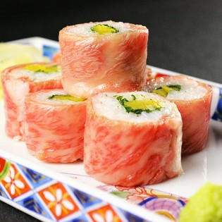 寿司と肉が絶妙に溶け合う『極み和牛のとろたく寿司』
