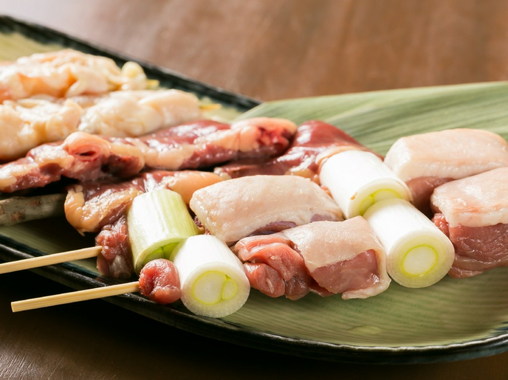 ぜひ味わいたい逸品『鴨もも串』　写真手前