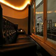 美しく煌めく東京タワーを含むパノラマビュー。身体を包み込むようなハイバックのソファー席に身を委ねれば、他者からの視線も遮りロマンチックなひとときを過ごせるでしょう。